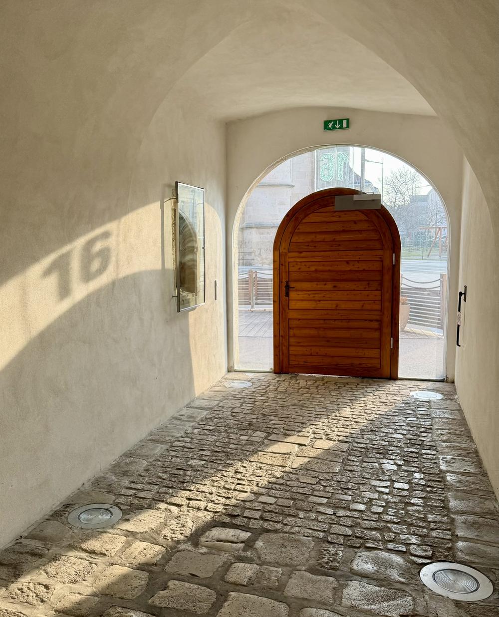 Eingang zur Kanzlei Domplatz 16 in Wiener Neustadt
