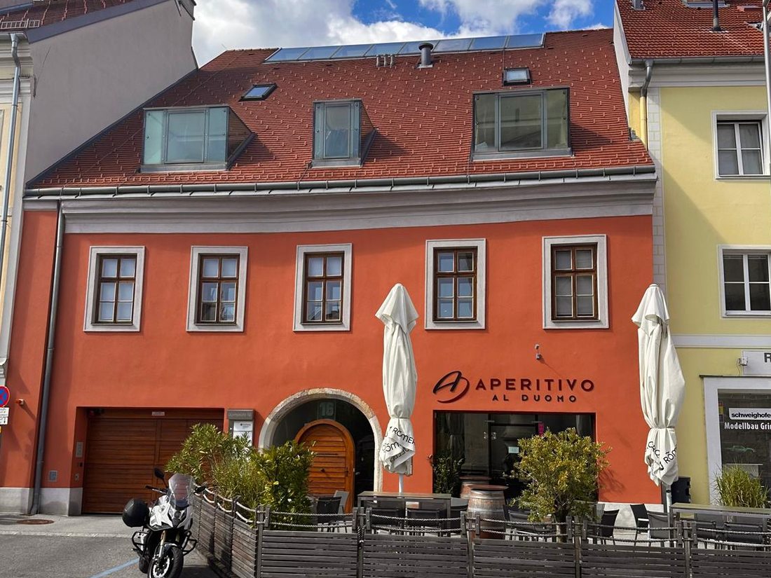Das Haus Domplatz 16 in Wiener Neustadt von außen