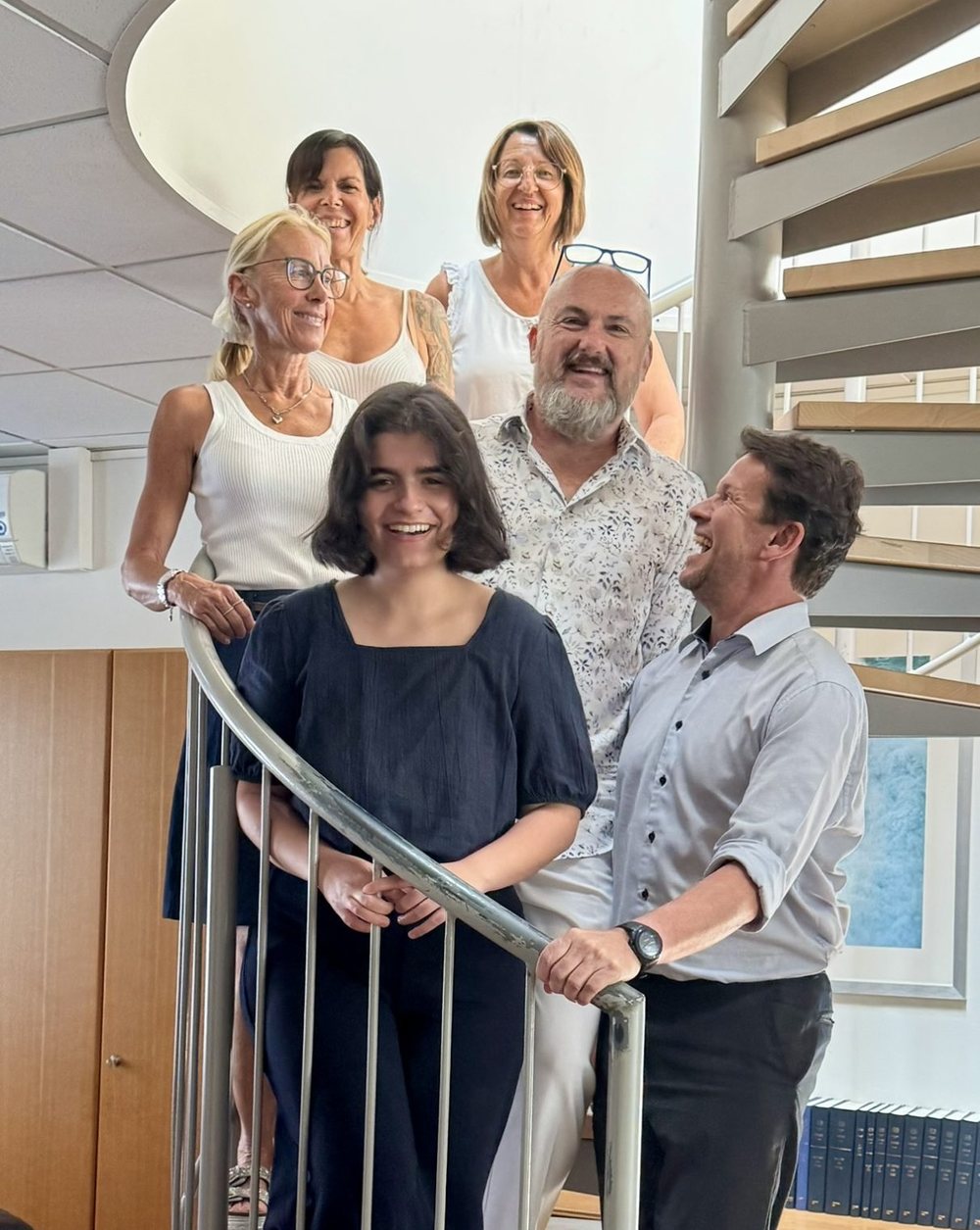 Das Team der Kanzlei Domplatz 16 auf der Wendeltreppe der Kanzlei